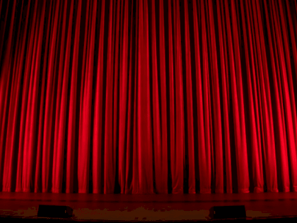 Актриса Ксения Трейстер получила травму во время спектакля в Барнауле