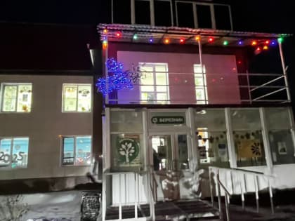 В микрорайоне Новосиликатный празднично  оформили главную площадь микрорайона