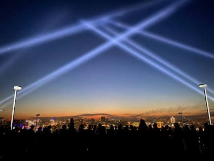 Ночное небо над Барнаулом озарилось лучами света в рамках патриотической акции