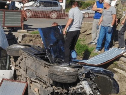 Две легковушки провалились в яму после столкновения в Бийске