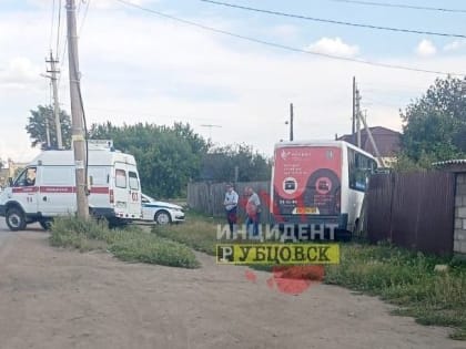 Маршрутка врезалась в забор частного дома в алтайском городе