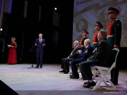На концерте в честь 77-летия Победы Виктор Томенко вручил краевые награды ветеранам Великой Отечественной войны