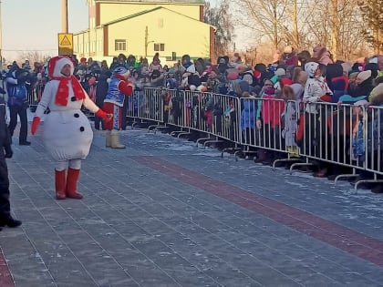Тысячи жителей Славгорода в -26 градусов встретили поезд Деда Мороза
