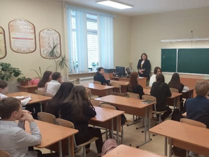 Представители прокуратуры Алтайского края  рассказали сегодня учащимся старших классов школы 136 о вреде электронных сигарет