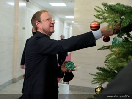 Губернатор Виктор Томенко дал старт акции «Елка желаний» в Алтайском крае