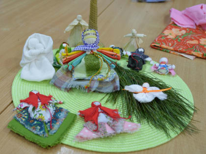 В преддверии Рождества для жителей микрорайона «Поток» провели мастер-класс по изготовлению русской традиционной куклы-оберега