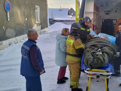 На Алтае спасатели помогли врачам перенести лежачего больного