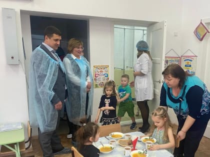 Депутаты вместе с общественниками участвуют в контроле питания дошкольников в Барнауле