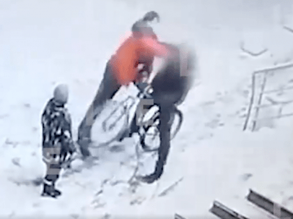 В Барнауле горе-отец избил инвалида за сделанное ему замечание