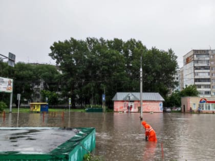 Дорожные и коммунальные службы устраняют последствия непогоды в Барнауле