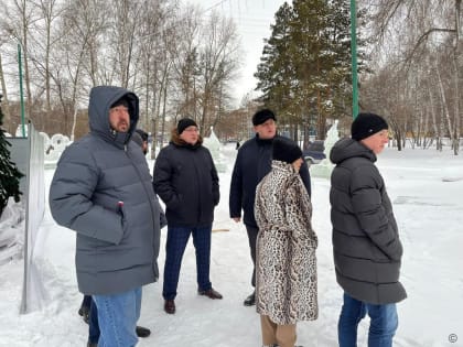 Оформление новой новогодней площадки обсудили на выездном совещании в Индустриальном районе