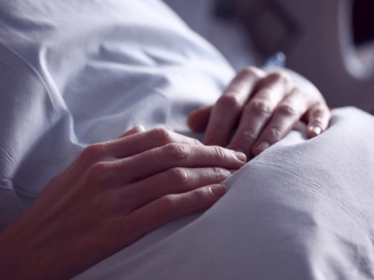 Жительница Барнаула получила травмы из-за схода снега со льдом с крыши дома