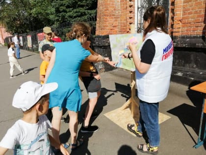 Молодогвардейцы поздравлении жителей Бийска с Днём города