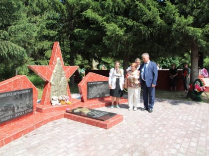 Памятник детям блокадного Ленинграда открыл в Троицком районе Александр Романенко