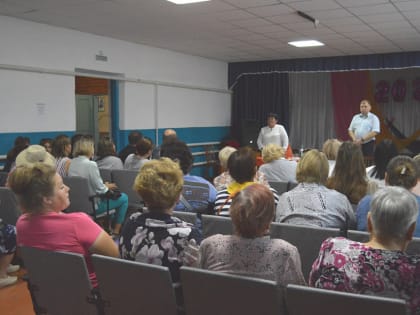 Депутат-коммунист Наталья Зимина провела в селах Вострово и Приборовое встречи с избирателями по проблеме аварийного состояния местной школы