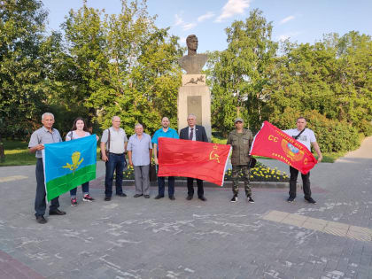 Цветы - к памятнику единственному летчику-барнаульцу, ставшему Дважды Героем Советского Союза