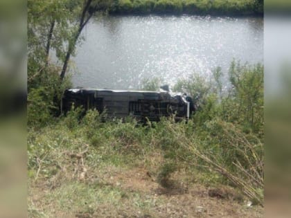 Автобус с 33 детьми опрокинулся на трассе в Алтайском крае