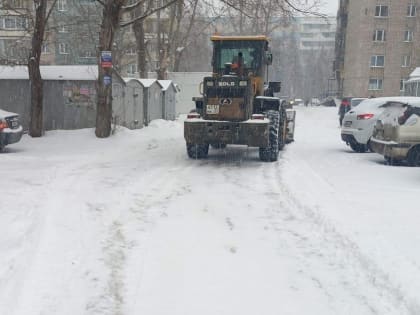 В выходные дни на территории района проводятся работы по очистке улиц, проездов, дворов, территорий торговых предприятий от снега