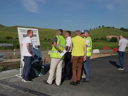 Губернатор Виктор Томенко оценил ремонт дороги в Алтайском районе