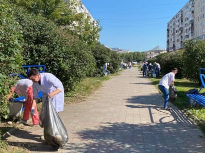 Медики провели субботник на Сиреневом бульваре