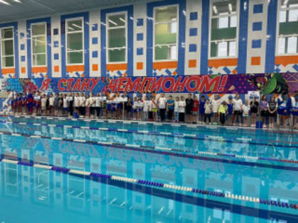 Соревнования по плаванию в Рубцовске: юные чемпионы в честь героев специальной операции