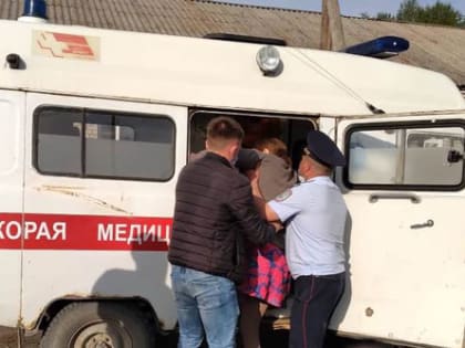 В Алтайском крае полицейские и сельчане спасли пенсионерку, упавшую в расщелину у реки