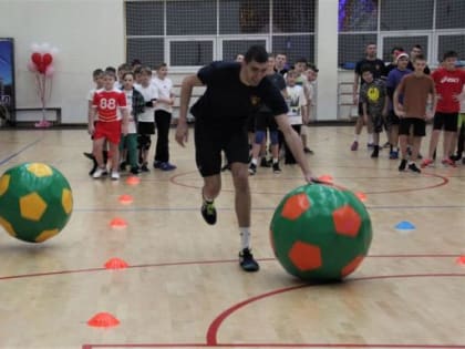 Игроки «Университета» вместе с воспитанниками «Спортивной инициативы» провели новогодние эстафеты