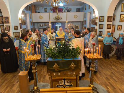 В канун праздника иконы Богородицы «Казанская» митрополит Сергий совершил всенощное бдение в Казанском храме с. Власиха г.Барнаула