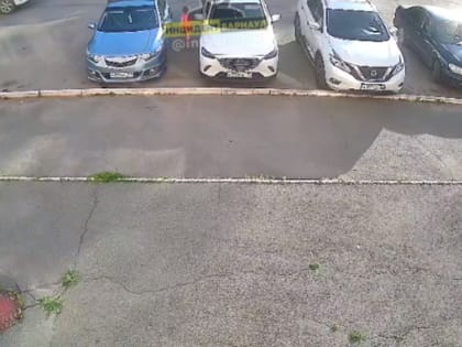 Четырехлетнюю девочку сбили во дворе многоэтажки в Новоалтайске