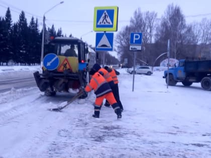В Ленинском районе продолжают убирать снег и устранять гололёд