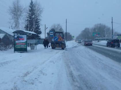 В Индустриальном районе ведется работа по очистке территории от снега