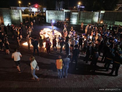 У мемориала Славы в Барнауле состоялась общероссийская акция «Свеча памяти»