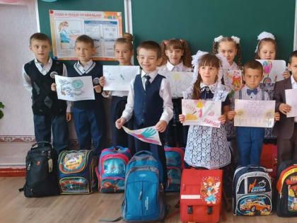 Обучающиеся Славяносербского района получили канцелярские наборы от Алтайского края