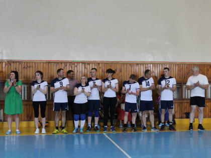 В День российского предпринимательства команда администрации Новоалтайска сыграла в волейбол с представителями бизнес-сообщества города