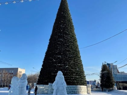 В Барнауле начали сносить снежный городок на площади Сахарова