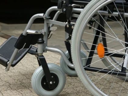 Сломавшей ноги девочке-инвалиду из Бийска дали спецколяску