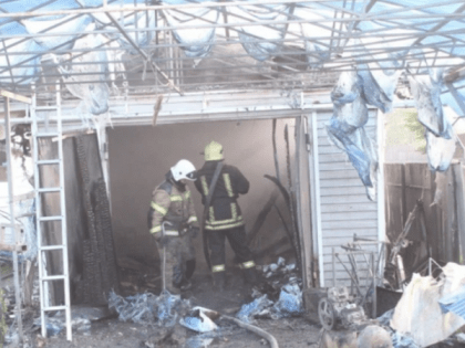 Надворные постройки загорелись рядом с частным домом под Барнаулом