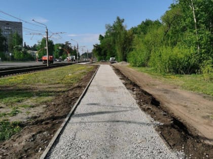 В Барнауле на Змеиногорском тракте по дорожному нацпроекту строят тротуары и велодорожку