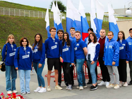 Молодогвардейцы Алтайского края приняли участие во  флешмобе ко Дню государственного флага