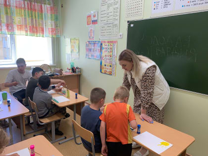 Молодогвардейцы Алтайского края поздравили детишек с Международным днем защиты детей