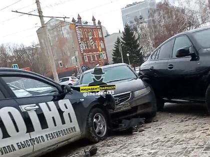 «Сотня» замесилась в ДТП в Барнауле