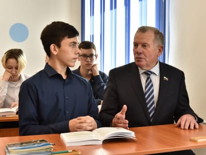 В селе Семёновка Славгородского района депутат Госдумы Иван Лоор оценил перемены в местной школе