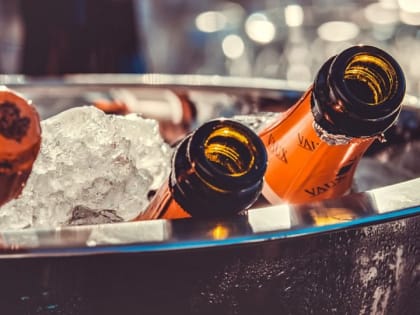 Гинцбург разрешил бокал шампанского привитым от коронавируса