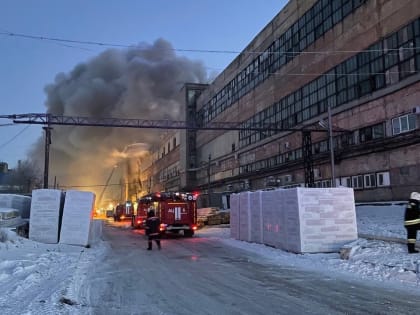 Работники Шинного завода после пожара уходят в простой