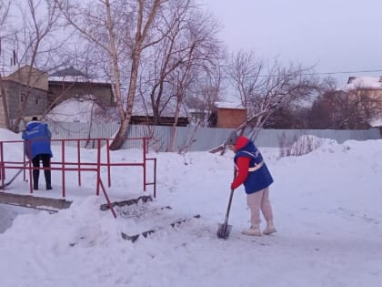 Барнаульские студенты и общественники очищают от снега и наледи памятные знаки, пешеходные дорожки и лестничные марши