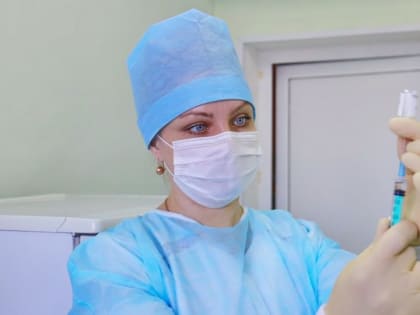 Российских подростков могут начать вакцинировать от COVID-19 в конце декабря