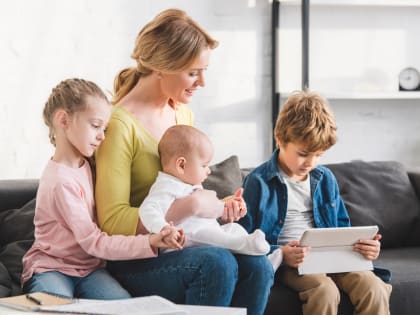 На Госуслугах начался досрочный прием заявлений для оформления новых выплат на детей от 8 до 17 лет