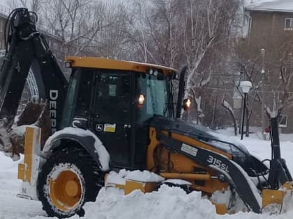 Дорожные службы в усиленном режиме устраняют последствия снегопада в Барнауле