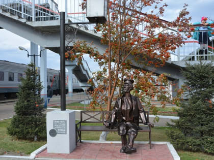 Стало известно, куда исчезла скульптура пассажира с территории вокзала в Рубцовске