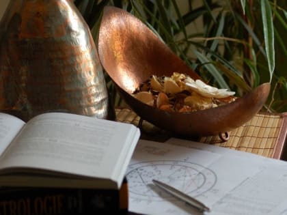 Астрологи рассказали, какие знаки зодиака привлекают деньги